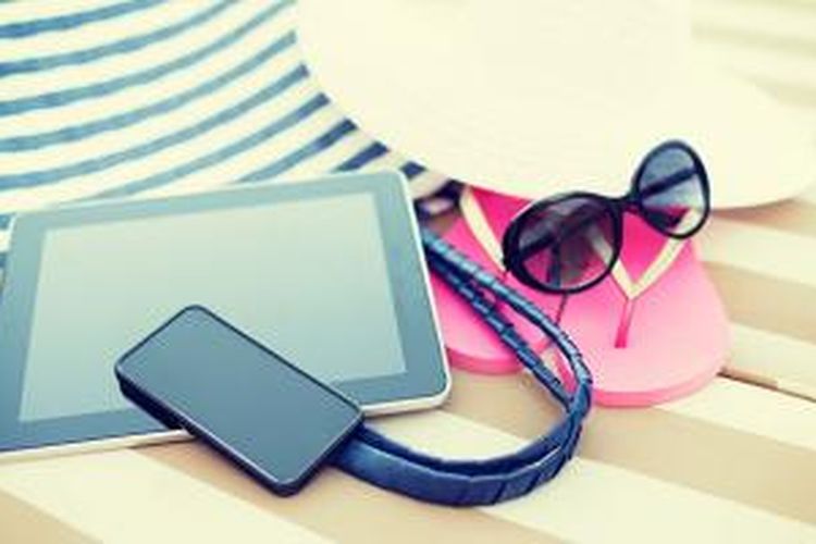 Kini, gadget sudah menjadi perangkat wajib ketika traveling (Ilustrasi: Shutterstock)