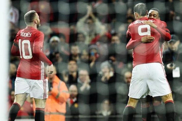 Penyerang Manchester United, Anthony Martial (kanan), merayakan gol bersama rekannya, Zlatan Ibrahimovic (tengah) dan Wayne Rooney pada pertandingan perempat final Piala Liga Inggris melawan West Ham United di Stadion Old Trafford, Rabu (30/11/2016). 