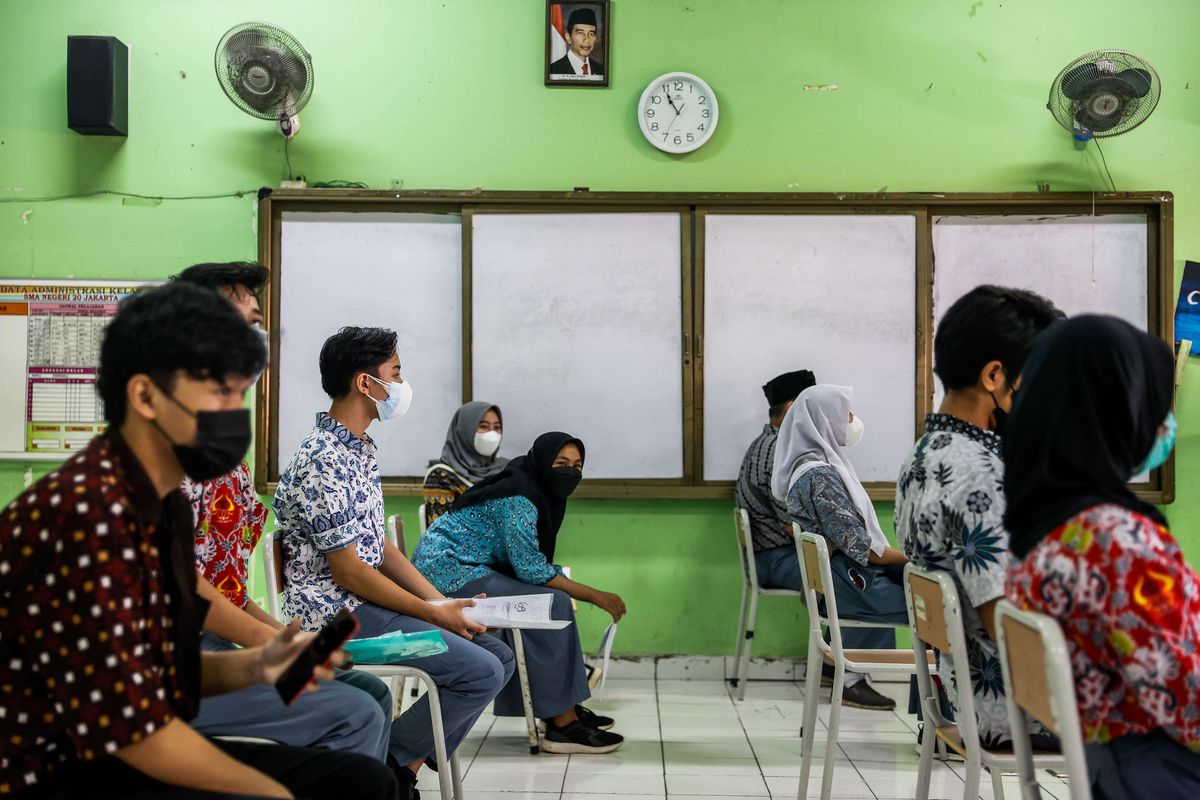 Pelajar saat menerima vaksin dari tenaga kesehatan di SMA 20 Jakarta Pusat, Kamis (1/7/2021). Gubernur DKI Jakarta, Anies Baswedan meminta orang tua mendorong anak berumur 12 hingga 17 tahun mengikuti vaksinasi covid-19. Seluruh anak sekolah pada rentang usia ini dipastikan akan mendapatkan vaksin covid-19.