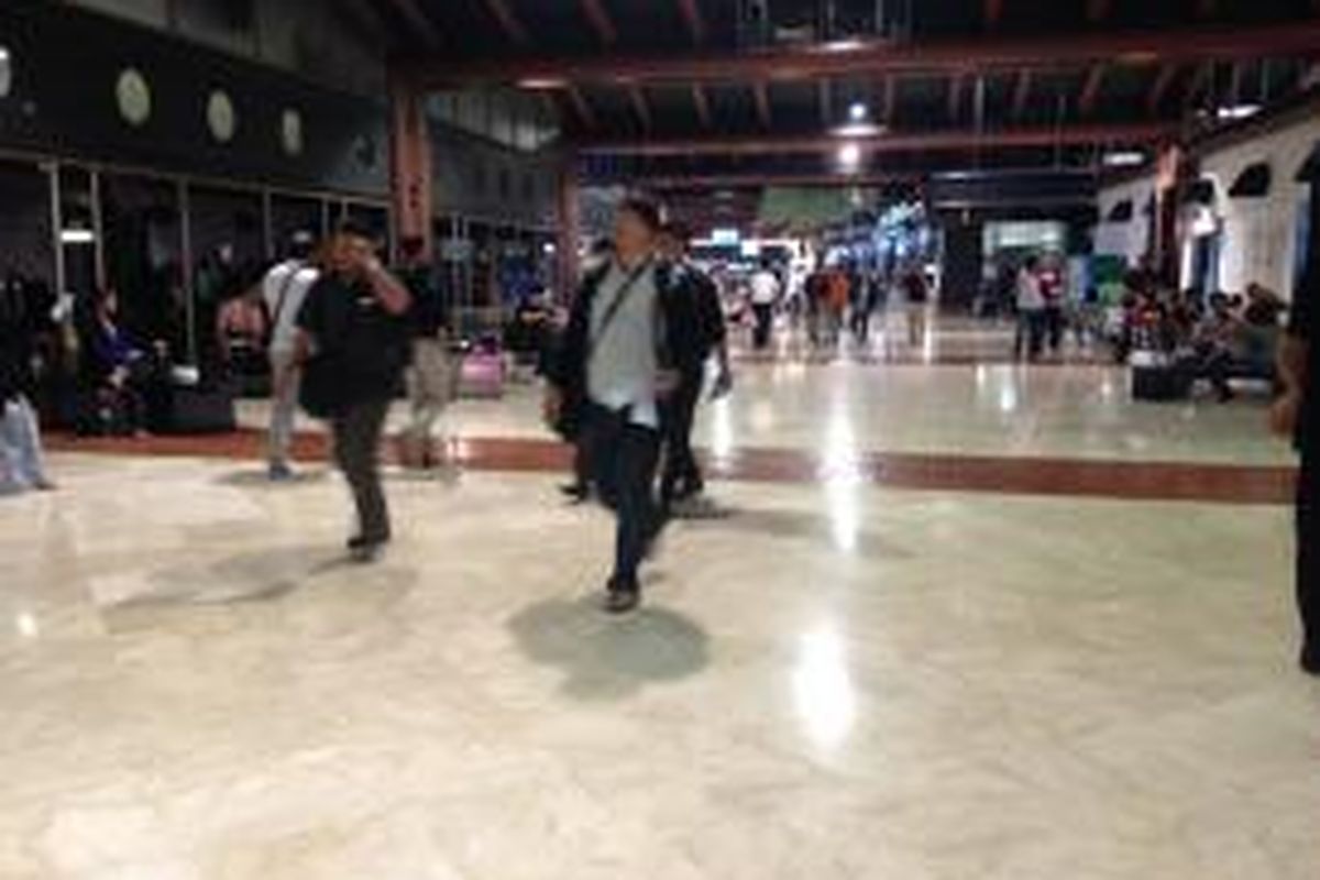 Kondisi di Terminal 1 dan 2 Bandara Internasional Soekarno-Hatta, Tangerang, Jumat (27/11/2015). Meski status keamanan bandara ditingkatkan dari hijau menjadi kuning, tak tampak pengamanan yang berarti dan operasional bandara masih berjalan normal. 





