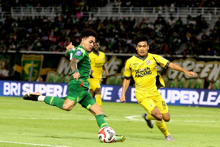 Pemain Persebaya Surabaya Gali Freitas dijaga pemain Semen Padang pada laga pekan ke-6 Super League 2025-2026 yang berakhir dengan skor 1-0 di Stadion Gelora Bung Tomo Surabaya, Jawa Timur, Jumat (19/9/2025) malam.
