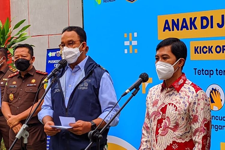 Gubernur DKI Jakarta Anies Baswedan memberikan keterangan pencanangan vaksinasi Covid-19 untuk anak usia 6-11 tahun di SDN 03 Cempaka Putih Timur, Selasa (14/12/2021)