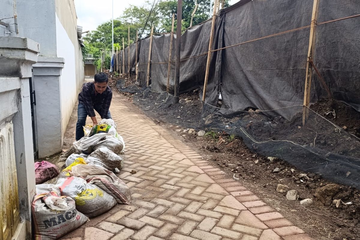 Tembok pembatas RS Unej yang sempat roboh ke jalan rumah warga Jember 