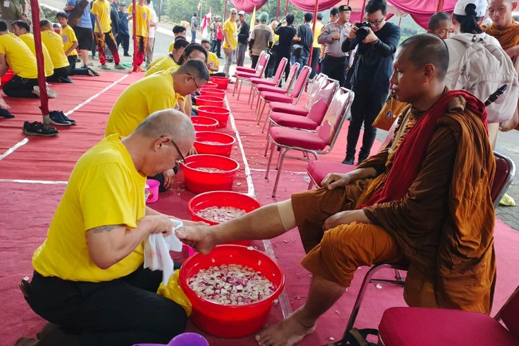 Ribuan Umat Budha Sambut Biksu Thudong di Ungaran, Bahagia Bisa Basuh Kaki Mereka