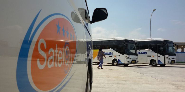 Transportasi minibus Damri dan SatelQu menunggu penumpang Citilink yang tiba di bandara Yogyakarta International Airport (YIA) yang berada di Kecamatan Temon, Kulon Progo, Daerah Istimewa Yogyakarta.