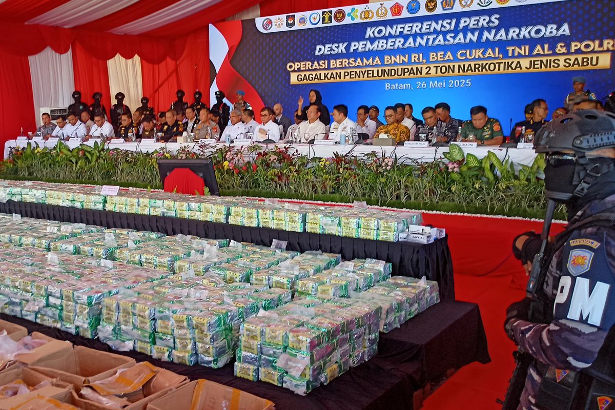 Petugas gabungan menunjukkan bukti 2 ton sabu yang diamankan dari kapal Sea Dragon Tarawa di perairan Tanjung Balai Karimun, Kepulauan Riau, pada 2 Mei. Konferensi pers digelar di Batam, Kepri, Senin (26/5/2025).