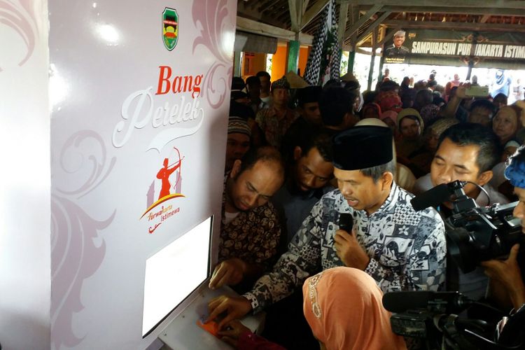 Bupati Purwakarta Dedi Mulyadi saat peresmian ATM Beras, Kamis (1/6/2017).