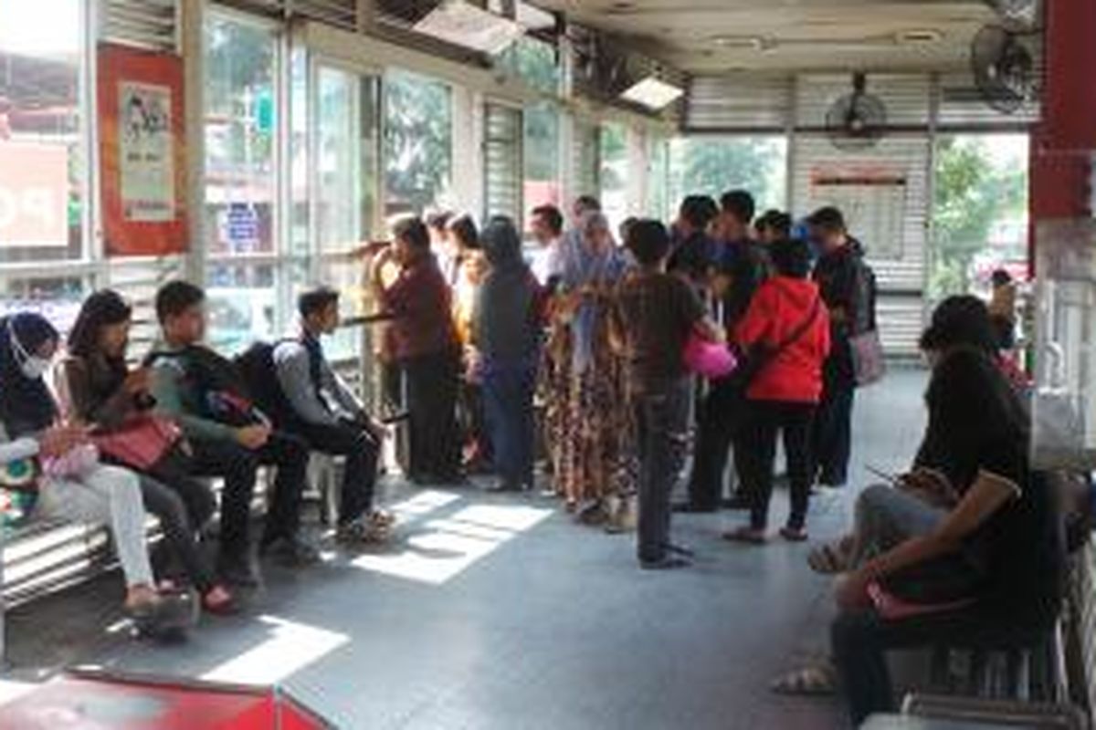 Penumpang halte PGC, Cililitan, Jakarta Timur, tengah menunggu bus Transjakarta. Rabu (3/6/2015).