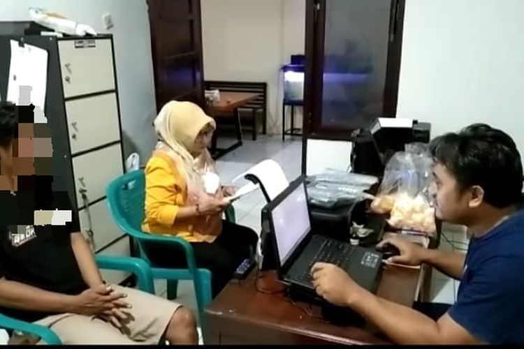 Tersangka pengedar pil koplo berinisial TA (26) diperiksa di Satres Narkoba Polresta Banyumas.