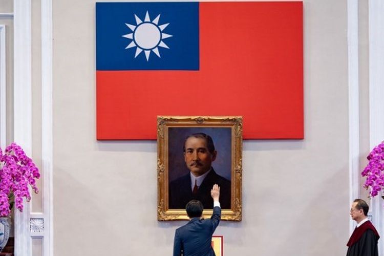 Foto yang dirilis oleh Kantor Kepresidenan Taiwan pada tanggal 20 Mei 2024 ini menunjukkan Presiden terpilih Taiwan Lai Ching-te mengambil sumpahnya di depan potret pendiri Taiwan Sun Yat-sen saat upacara pelantikan di Gedung Kantor Kepresidenan di Taipei.