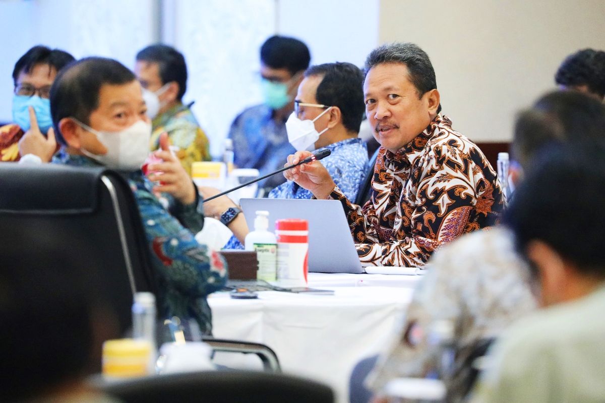 Menteri Kelautan dan Perikanan (KP) Sakti Wahyu Trenggono dalam Rapat Koordinasi Tingkat Menteri (RTM) guna membahas sasaran pembangunan nasional di Kantor Badan Perencanaan Pembangunan Nasional (Bappenas) Jakarta, Kamis (10/6/2021).