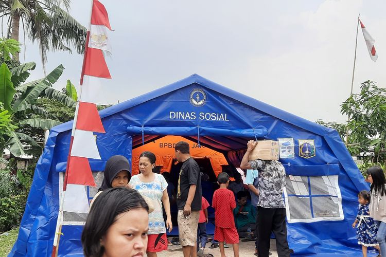 Posko pengungsian didirikan akibat kebakaran di di Jalan Swadaya PLN, RT 013 RW 002 Kelurahan Jatinegara, Kecamatan Cakung, Jakarta Timur, Senin (29/8/2022).