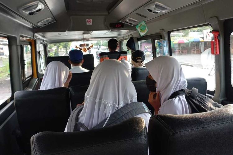 Bus sekolah beroperasi di Kabupaten Kulon Progo, Daerah Istimewa Yogyakarta. Dua armada dipakai untuk layanan yang berlangsung sepanjang 10-14 Oktober 2022. Dinas Perhubungan Kulon Progo mengoperasikan dua bus ini sebagai uji coba sebelum operasional penuh di awal 2023. Tampak pelajar memanfaatkan bus sekolah ini.