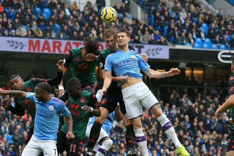 John Stones mencoba menyundul bola pada pertandingan Manchester City vs Aston Villa dalam lanjutan Liga Inggris di Stadion Etihad, 26 Oktober 2019. 