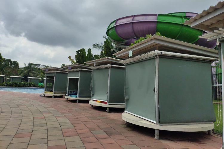 Fasilitas semacam tenda untuk beristirahat bagi pengunjung di Go! Wet Waterpark, Kamis (20/2/2020).