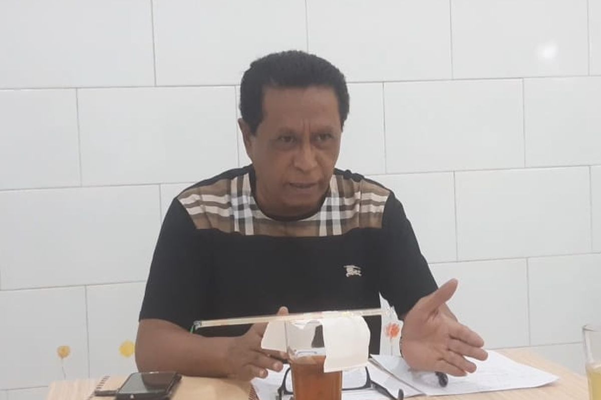 Calon Wakil Ketua Umum PSSI Yesayas Oktavianus saat berbicara kepada awak media di daerah Kebayoran Lama, Jakarta Selatan, pada Kamis (9/2/2023). Yesayas menjelaskan langkah pengajuan banding dan laporan terkait pelanggaran yang ia lihat dalam proses pencalonan komuite eksekutif PSSI periode 2022-2023.