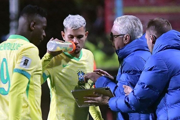 Carlo Ancelotti berbicara dengan Bruno Guimaraes dalam pertandingan Kualifikasi Piala Dunia 2026 zona Conmebol antara Bolivia vs Brasil, di Stadion Municipal de El Alto, di El Alto, departemen La Paz, Bolivia pada 9 September 2025. (Foto oleh Daniel MIRANDA / AFP)