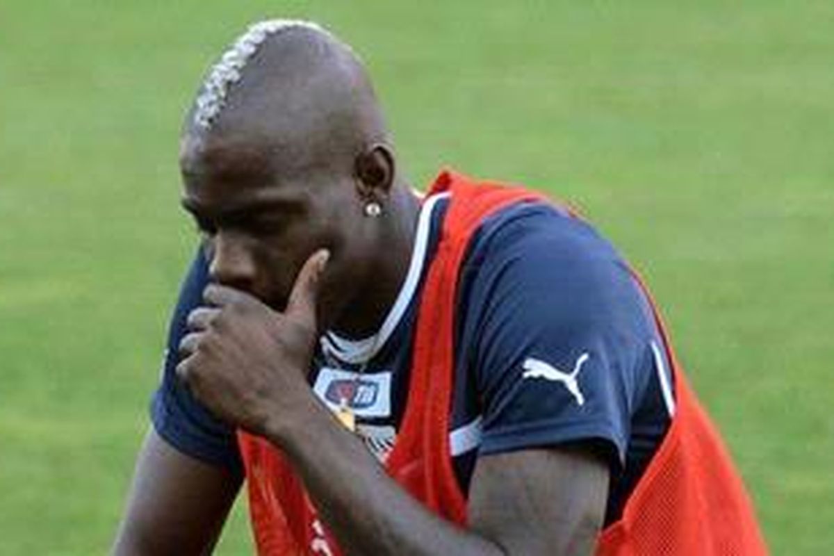 Penyerang Manchester City dan Italia, Mario Balotelli.