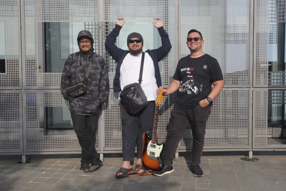 Grup band Sore saat sesi foto di Kompas.com, Palmerah, Jakarta, Selasa (5/3/2019). Grup band yang terkenal lewat lagu Pergi Tanpa Pesan ini membawakan tiga buah lagu.