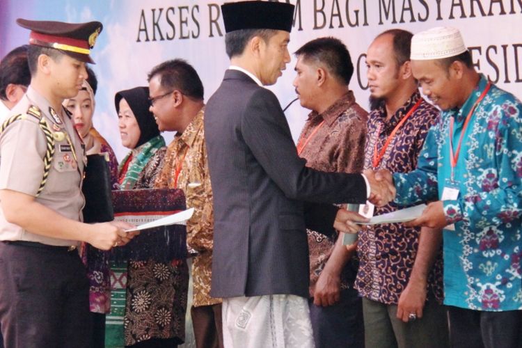 Presiden Joko Widodo menyerahkan 1.158 sertifikat tanah kepada perwakilan warga di Taman Raja Batu, Kabupaten Mandailing Natal, Sumatera Utara, Sabtu (25/3/2017)
