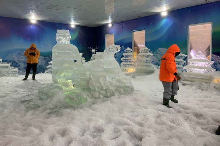 Wahana bermain salju di Mal Ciputra terdiri dari dua area, yakni Snow Playground di bagian luar, serta Snow House yang menampilkan dekorasi seni pahat es di dalam ruangan.