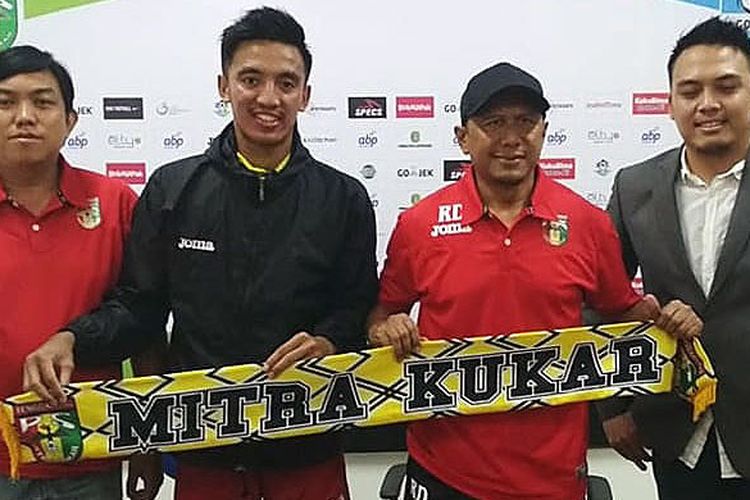 Rahmad Darmawan saat diperkenalkan sebagai pelatih baru Mitra Kukar, Selasa (31/7/2018).
