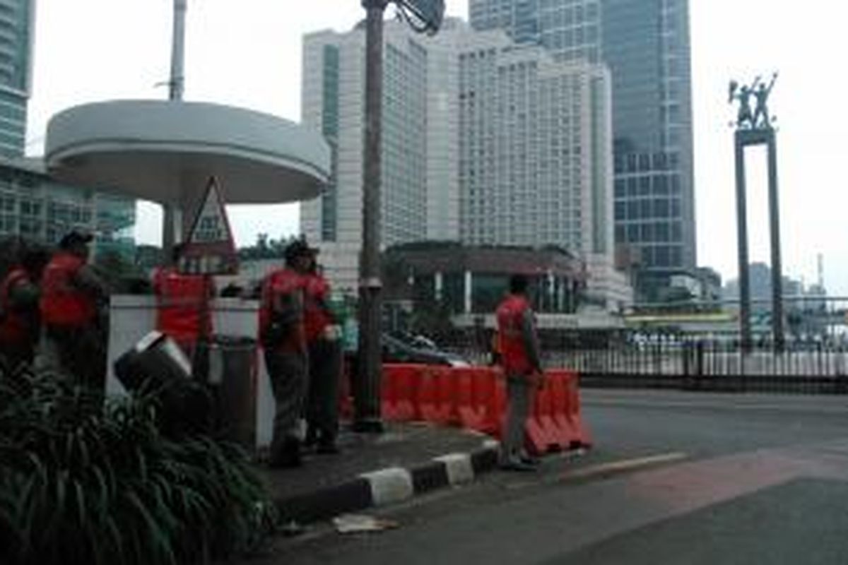 Sejumlah petugas transjakarta memanfaatkan waktu luang berkumpul di pos saat operasional bus koridor I dihentikan sementara, Jumat (1/5/2015) siang.