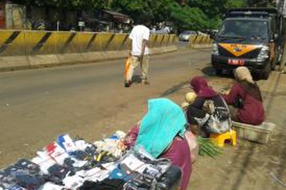 Meski berada dekat dengan mobil dan penjagaan petugas Satpol PP, Pedagang Kaki Lima di Pasar Minggu sudah tidak perduli lagi. Alasan demi mencari nafkah membuat mereka melakukan hal tersebut, Rabu (17/7/2013).