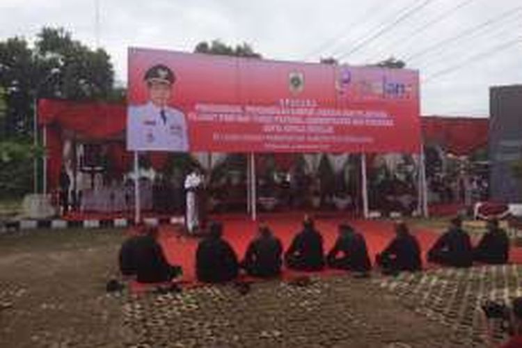 Bupati Pemalang, Jawa Tengah, Junaedi saat memberi sambutan didepan 641 pejabat yang baru saja dilantik di Taman Sampun, Selasa (3/1/2017).