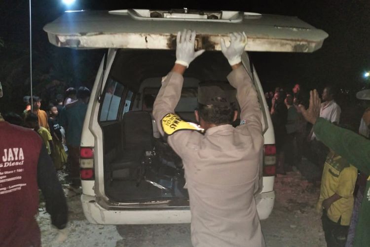 Usai dimintakan visum ke Puskesmas Moropelang usai ditemukan, jasad Sudjai dibawa ke rumah duka untuk prosesi pemakaman, Sabtu (11/3/2023).