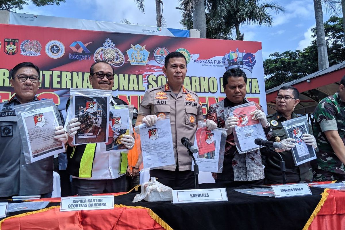 Kapolres Bandara Soekarno-Hatta Kombes Pol Adi Ferdian Saputra (tengah) di Terminal 1 Bandara Soekarno-Hatta, Jumat (28/2/2020)