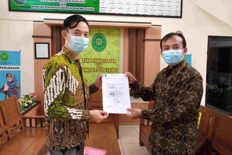 Kuasa hukum Alfian Prabowo, Caesar Fortunus Wauran menyerahkan surat pencabutan gugatan ke kuasa hukum Dewi Firdauz.