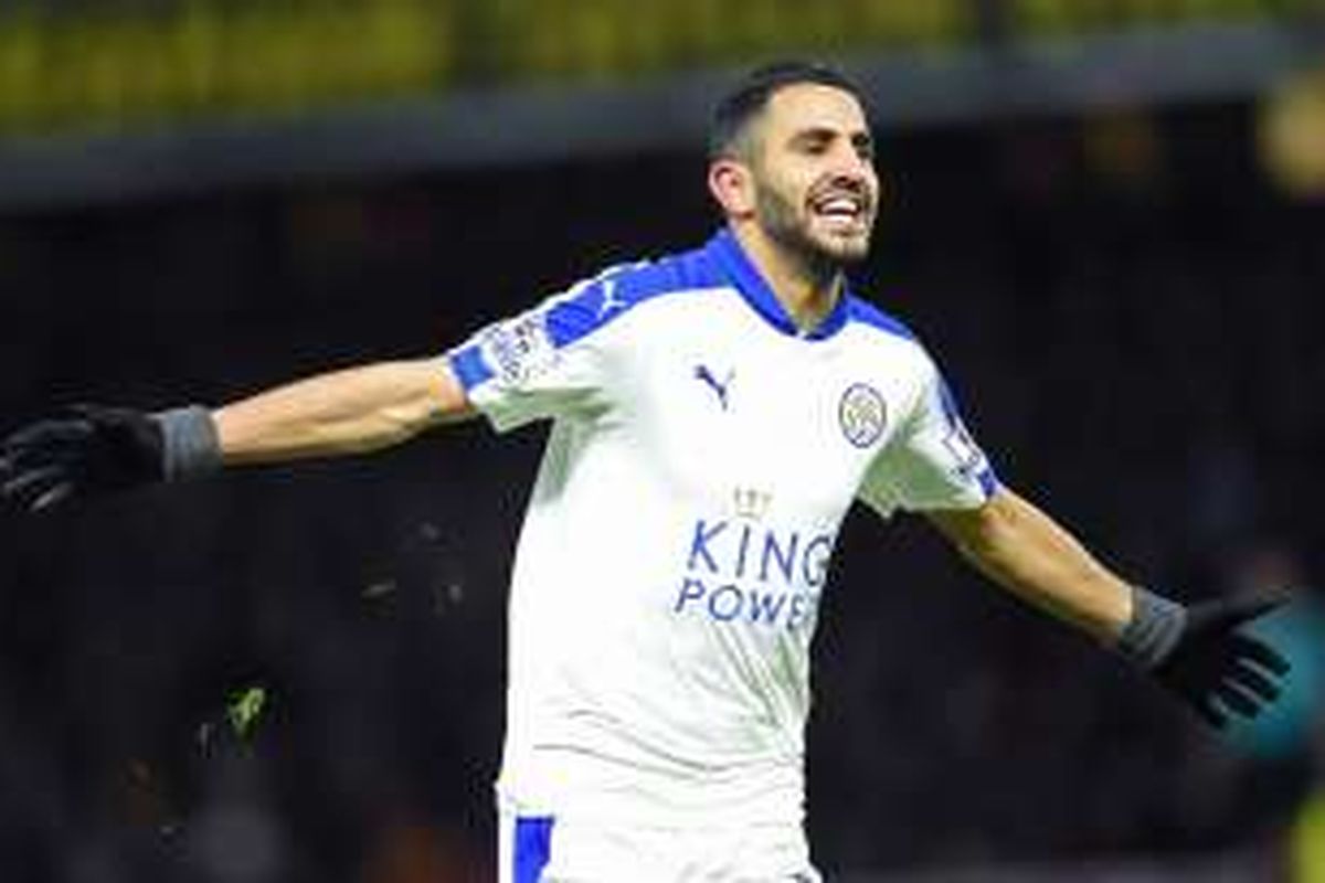 Gelandang Leicester City, Riyad Mahrez, melakukan selebrasi usai membobol gawang Watford, pada laga lanjutan Premier League di Stadion Vicarage Road, Sabtu (5/3/2016) waktu setempat.