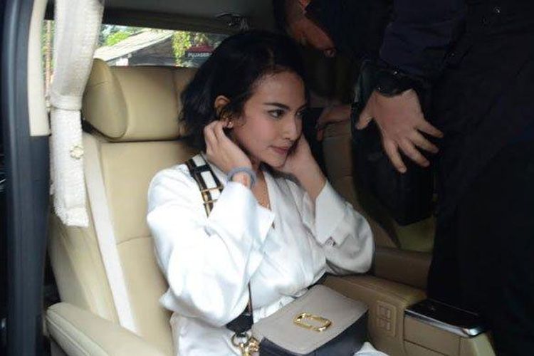 Vanessa Angel saat bebas dari Rutan Medaeng, Surabaya, Minggu (30/6/2019).