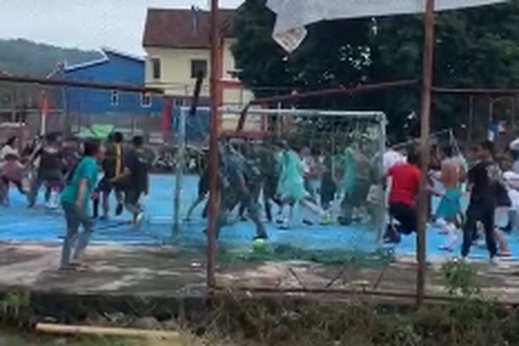 Terjadi tawuran antar pelajar sekolah menengah atas (SMA) di terjadi di sebuah lapangan di Kecamatan Walenrang, Kabupaten Luwu, Sulawesi Selatan. Rabu (25/1/2023)