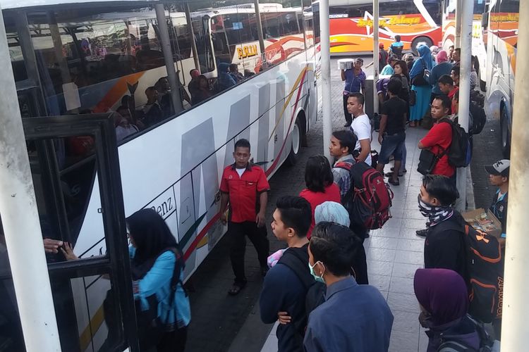 Penumpang menunggu bus di Terminal Purabaya Surabaya