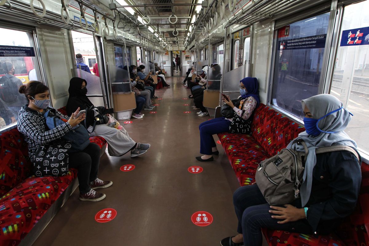 Suasana di dalam Kereta Rel Listrik (KRL) Commuter Line di Stasiun Kota Bogor, Selasa (9/6/2020). Pihak stasiun menerapkan protokol kesehatan kepada petugas dan penumpang antara lain penerapan pembatasan jumlah kapasitas penumpang di dalam gerbong KRL untuk mengurangi penyebaran virus Covid-19.