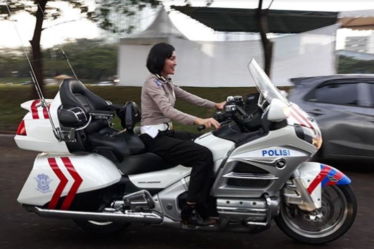 Iptu Yosi saat melaju dengan Honda Goldwing