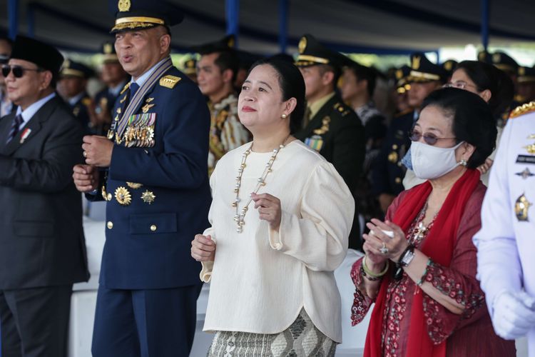 Sejumlah tokoh Ketua DPR Puan Maharani (kedua dari kanan) dan Presiden kelima RI Megawati Soekarnoputri (kanan) berjoget bersama saat perayaan HUT ke-77 TNI Angkatan Udara di Lanud Halim Perdanakusuma, Jakarta, Migu (9/4/2023).