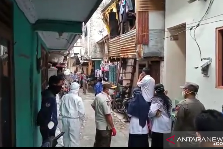 Tangkapan layar petugas Puskesmas dan Satpol PP Kebon Jeruk terlibat cekcok saat mengevakuasi warga yang dinyatakan positif COVID-19 di Duri Kepa, Kebon Jeruk, Jakarta Barat, Rabu (8/7/2020). 