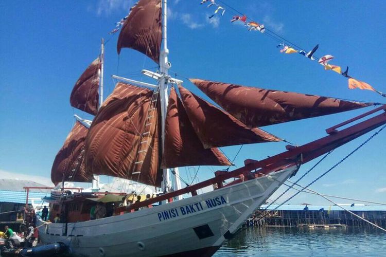 Kapal tradisional bersandar di Pelabuhan Paotere, Makassar. Salah satu tempat merayakan malam tahun baru 2024 di Makassar