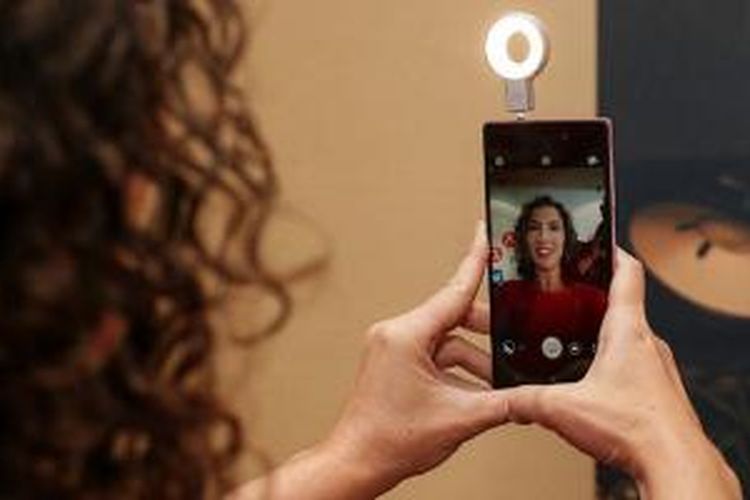 Lenovo Vibe Xtension Selfie Flash.