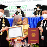 Kisah Haru, Balita Ini Mewakili Wisuda Ayahnya yang Meninggal
