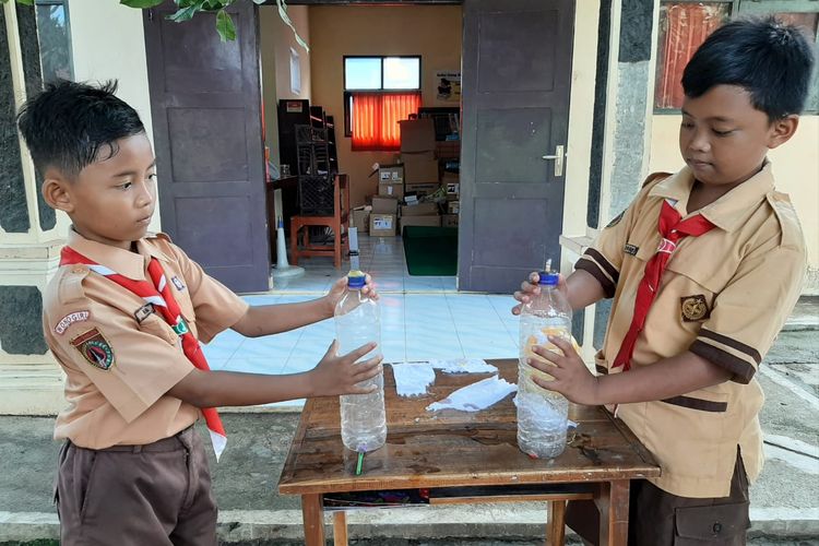 Siswa kelas V SDN 2 Pokoh Kidul, Wonogiri, Jawa Tengah sedang melakukan percobaan tentang uji bahaya bahaya asap rokok dan kandungan nikotin pada rokok elektrik dan rokok konvensional.