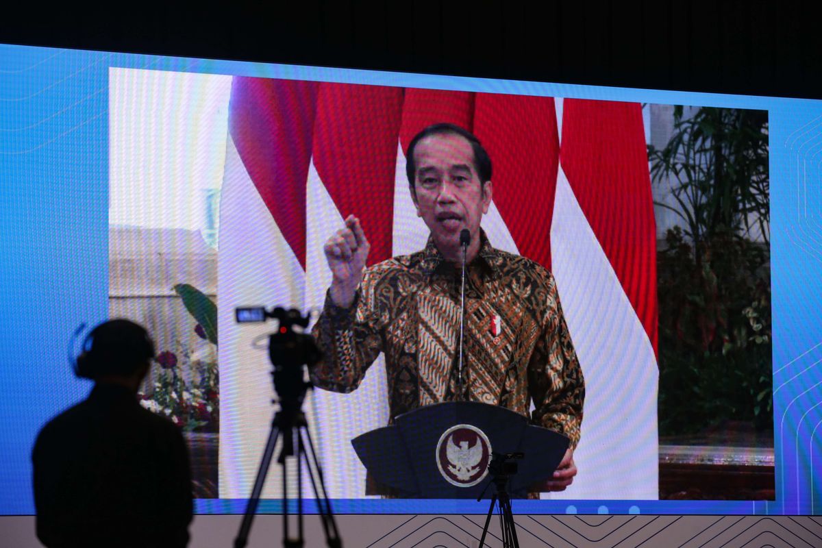 Presiden Republik Indonesia Joko Widodo memberi paparan secara virtuaql dari Istana Negara saat Kompas 100 CEO Forum Ke-12 bertema Ekonomi Sehat 2022 di Jakarta, Kamis (18/11/2021).