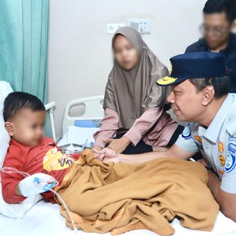 Dirut Jasa Raharja Rivan A Purwantono saat memberikan dukungan kepada salah satu korban anak kecelakaan beruntun Tol Cipularang. 