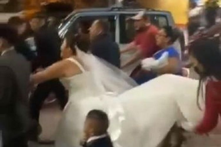 Potongan video memperlihatkan pengantin wanita berteriak mengejar suaminya yang ditangkap polisi saat mereka melangsungkan pemberkatan pernikahan di El Guabo, Ekuador. Si mempelai pria dibekuk setelah disebut tidak membayarkan nafkah anak-anaknya dari perempuan sebelumnya.