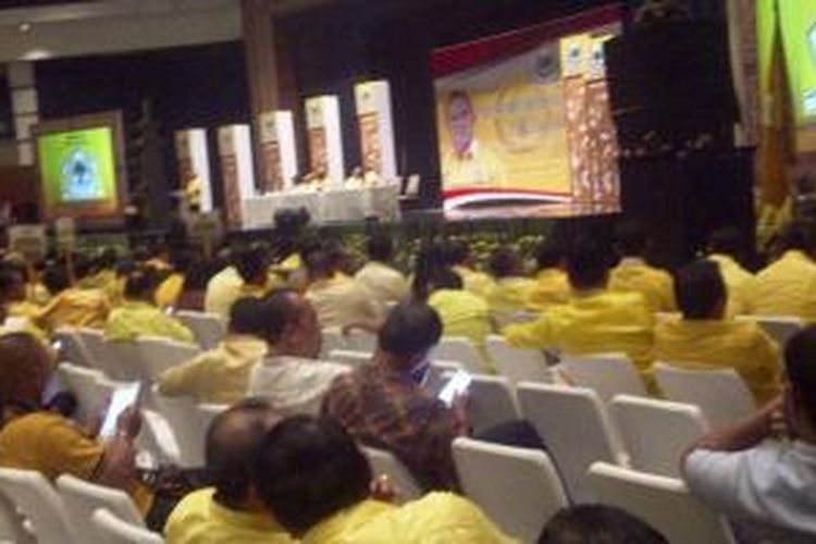 Ketua Munas IX Partai Golkar, Nurdin Halid saat membacakan keputusan hasil pandangan umum sidang Munas, Nusa Dua, Badung, Bali, Selasa (2/12/2014).