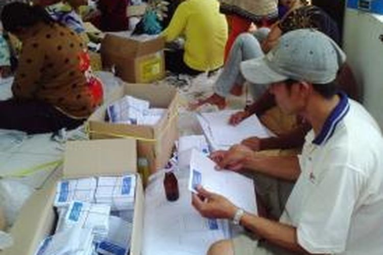 Aktifitas pekerja pelipat kertas suara Pemilu di KPU Kota Bengkulu
