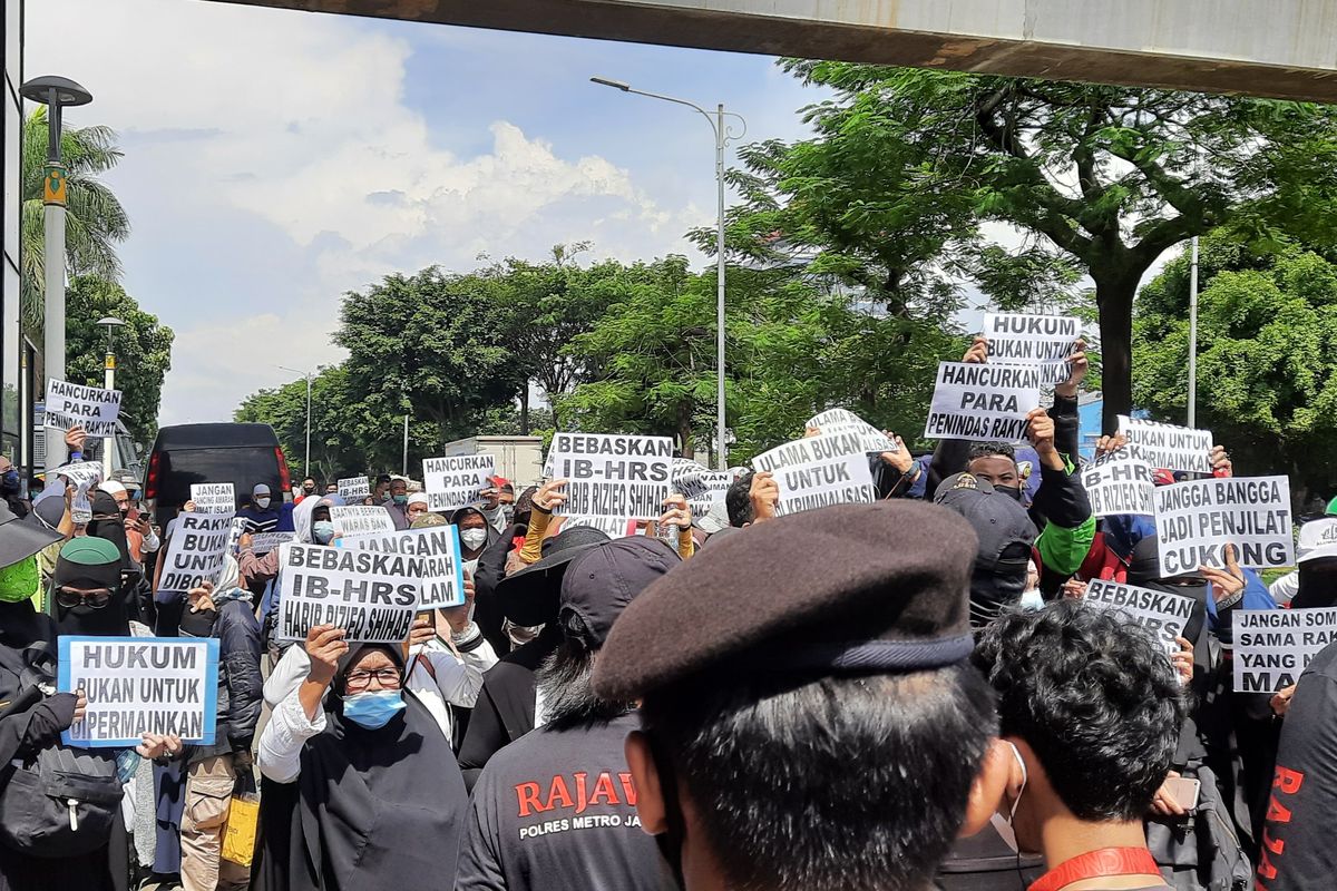 Massa simpatisan Rizieq Shihab masih bertahan di sekitar Pengadilan Negeri (PN) Jakarta Timur, Selasa (23/3/2021) siang.